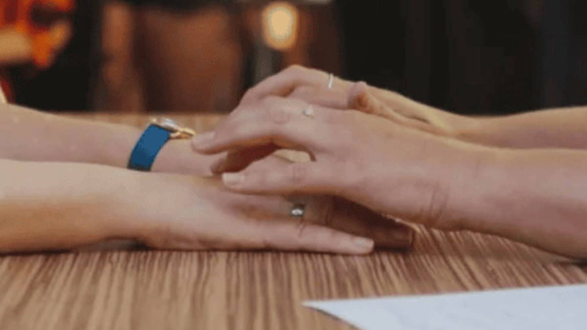 ReAttach sessie: therapeut voert handoefeningen uit bij een cliënt